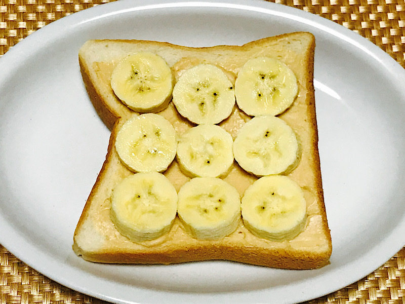 ピーナツクリームバナナパン とみめも